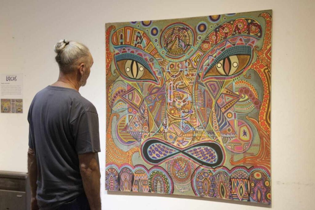 Abrió la muestra de arte "Locas" en la Casa de la Cultura