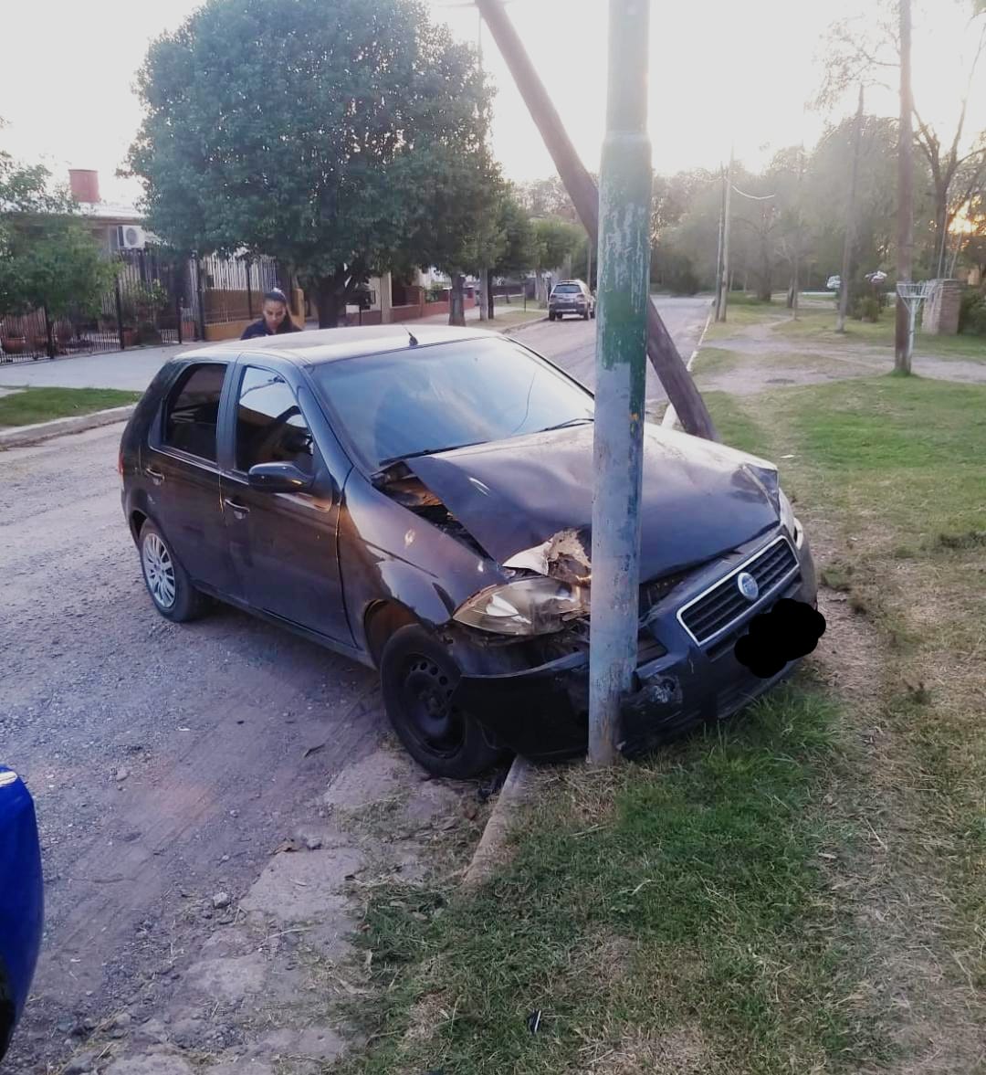 Malagueño: iban en auto y terminaron chocando contra un poste de luz ...