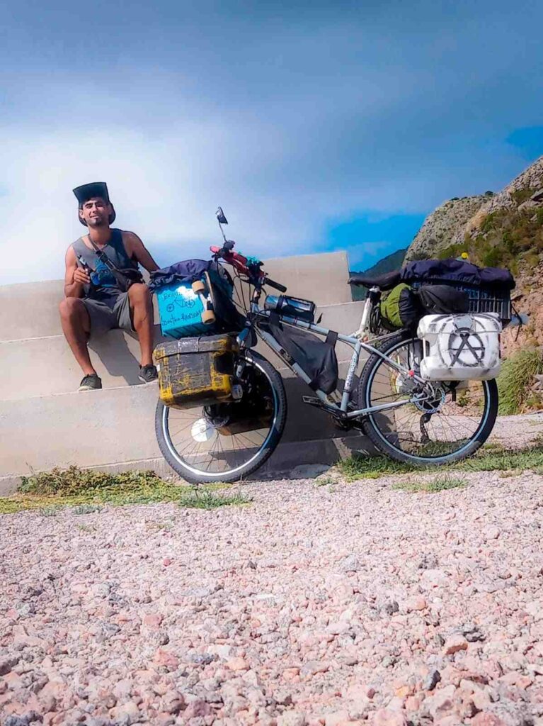 El altagraciense que viaja en bici por todo el país y próximamente el mundo