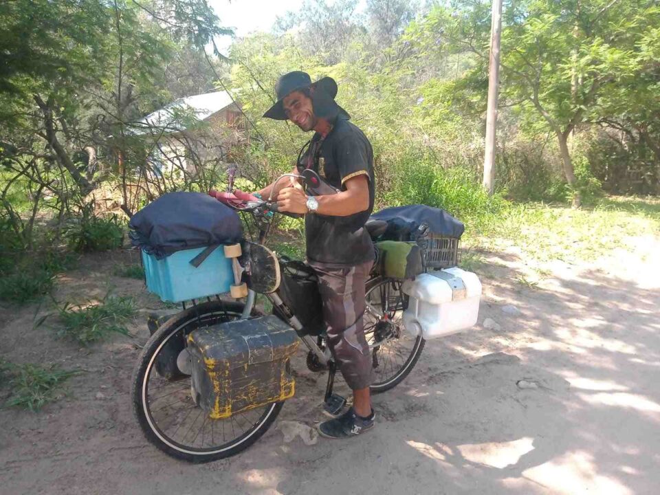 El altagraciense que viaja en bici por toda la Argentina y próximamente el mundo