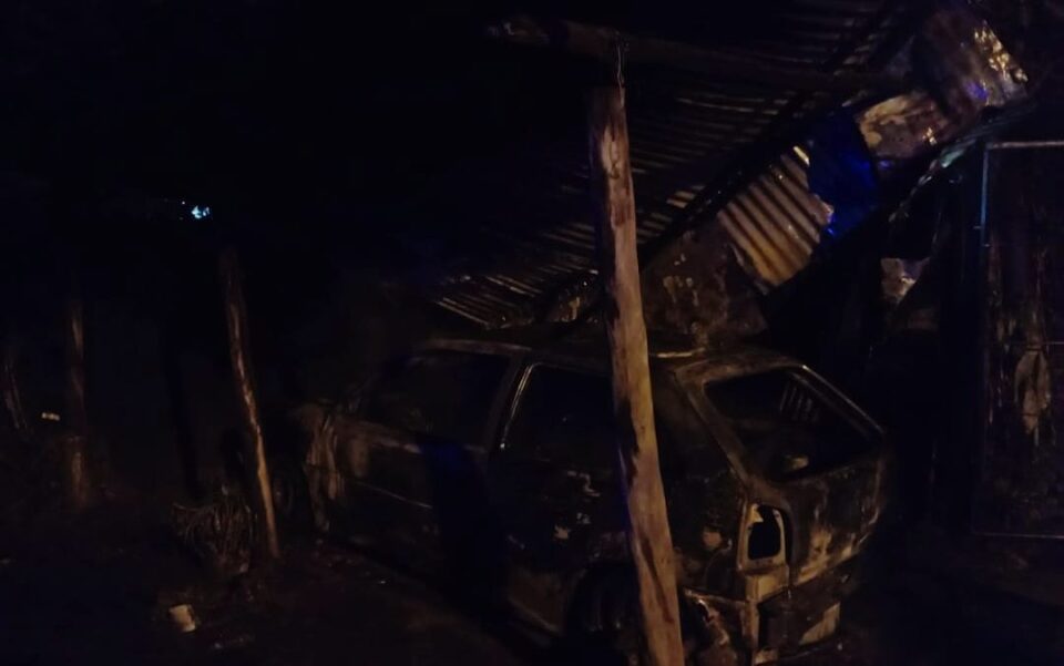 Hubo fuego en La Gruta: un auto fue reducido por las llamas