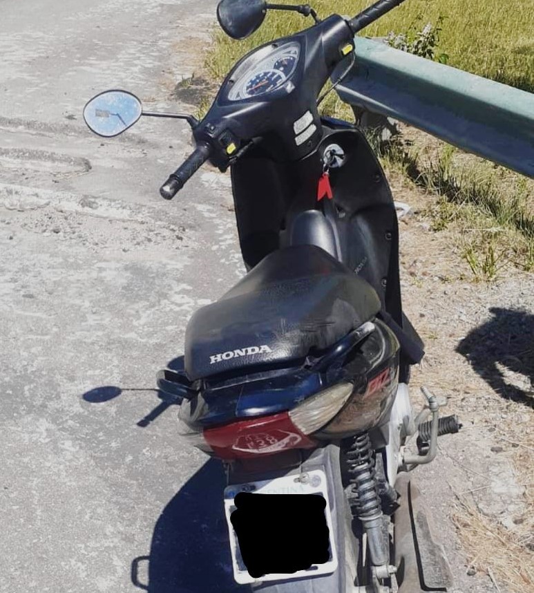 Una mujer perdió el control de su moto y cayó sobre el asfalto