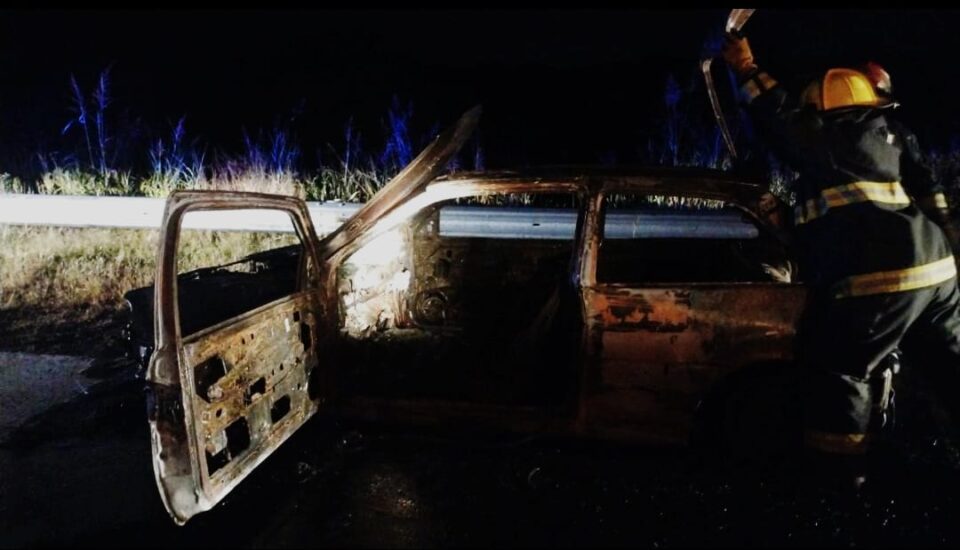 Venía conduciendo en la ruta y se le prendió fuego el auto