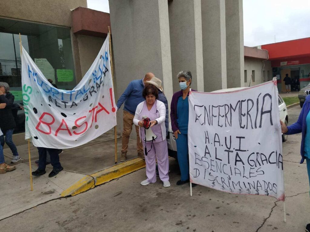 Durante una hora, personal de salud se manifestó frente al Hospital Illia