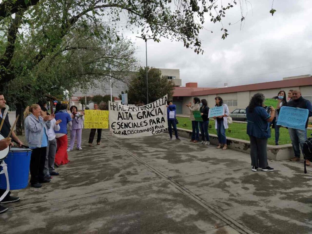 Durante una hora, personal de salud se manifestó frente al Hospital Illia