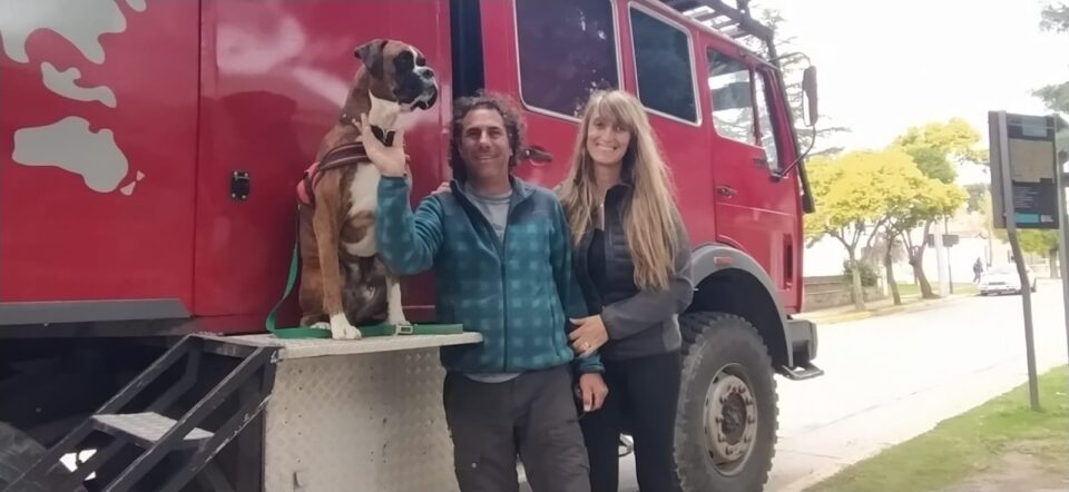 Sergio, Romina y Perseo viajan por el mundo en un camión de Bomberos