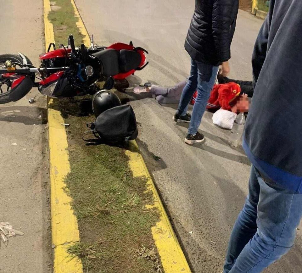 Iban tres en una moto y dos terminaron con politraumatismos
