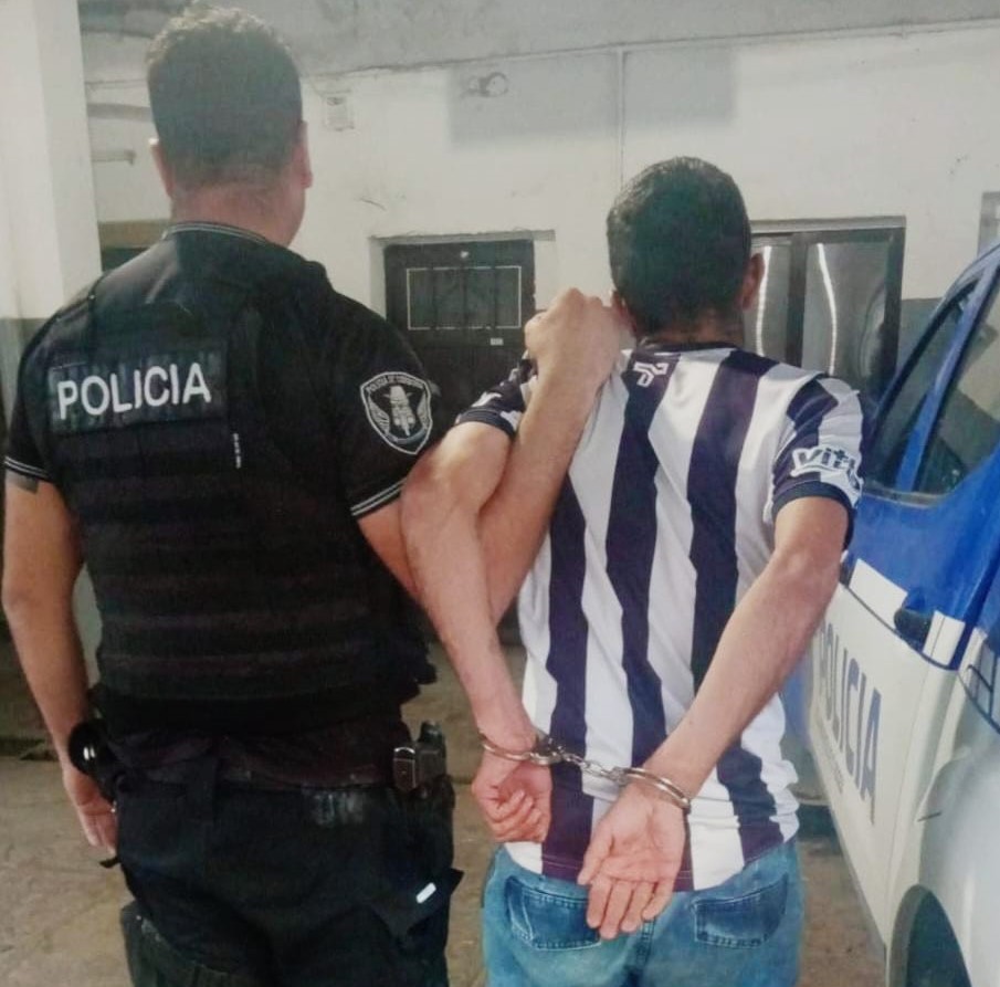 Quiso escapar por los techos y cuando lo atraparon intentó agredir a la policía