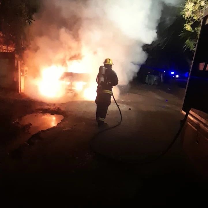 Bomberos controlaron el incendio de una ambulancia en Anisacate