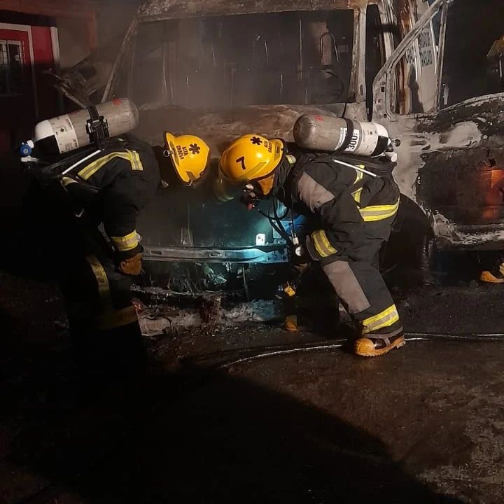 Bomberos controlaron el incendio de una ambulancia en Anisacate