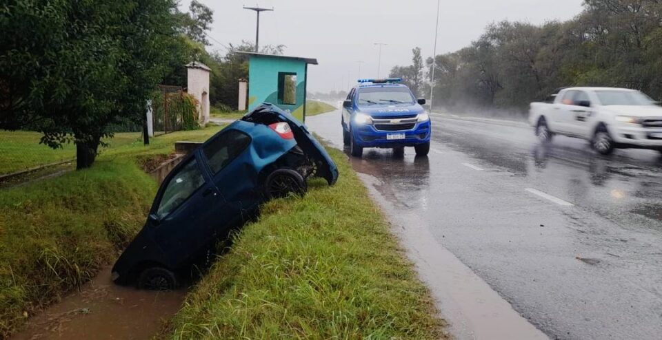 Tremendo despiste en Ruta 5: terminaron en la alcantarilla