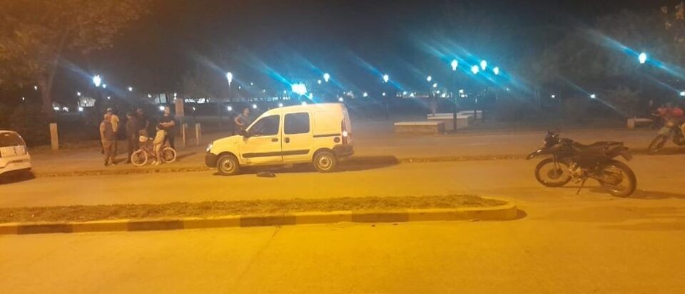 Dos jóvenes a bordo de una motocicleta chocaron contra un automóvil