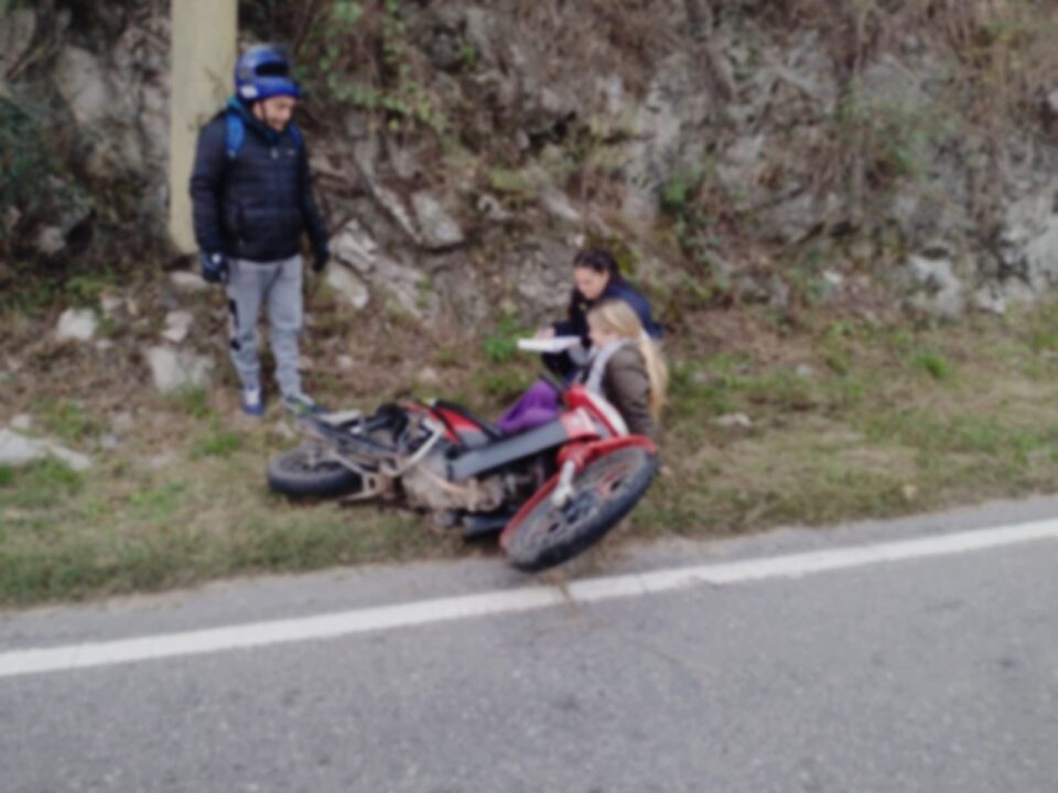 Un hombre herido luego de caer de su moto en Los Aromos