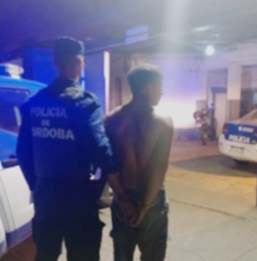 Apedreó una casa, intentó esconderse pero lo atraparon