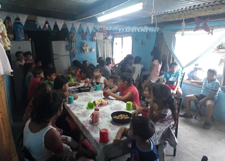 El Merendero de "Los Pekes del Bordo" piden donaciones de abrigos y alimentos