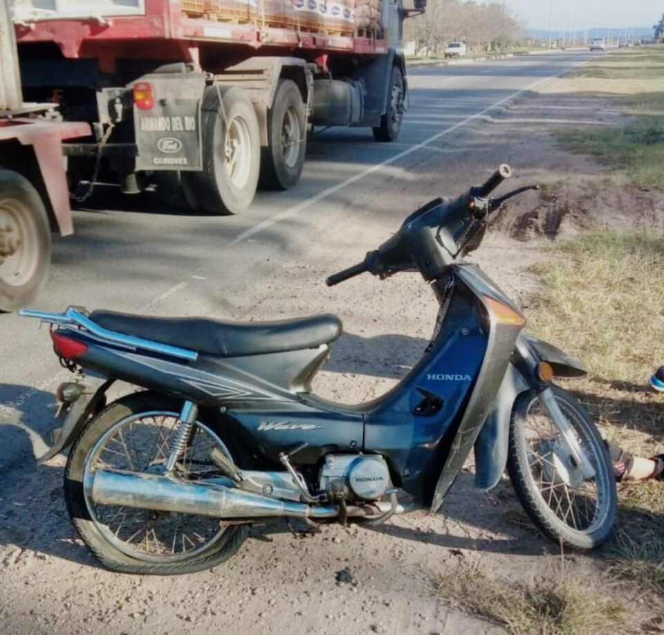 Dos motociclistas heridos luego de un accidente en Santa Ana