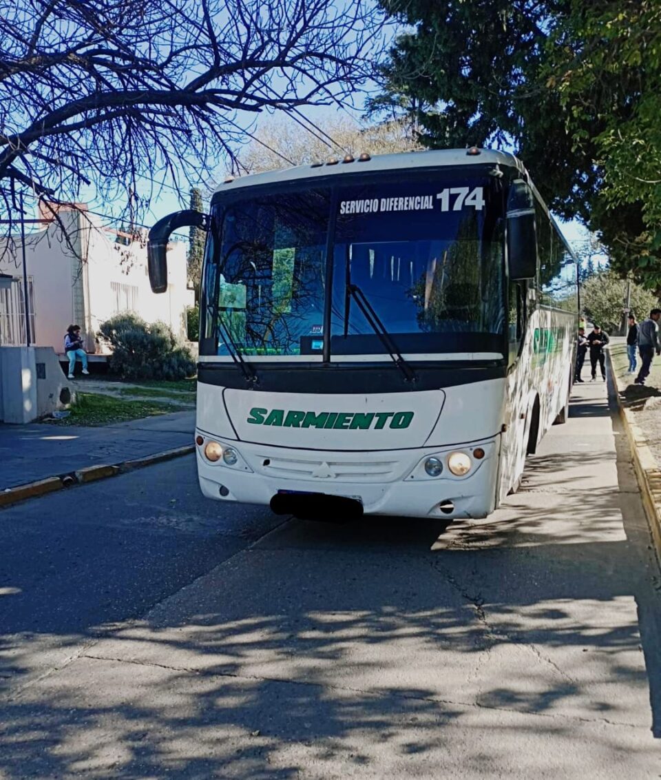 Un automóvil chocó contra un colectivo en el Alto