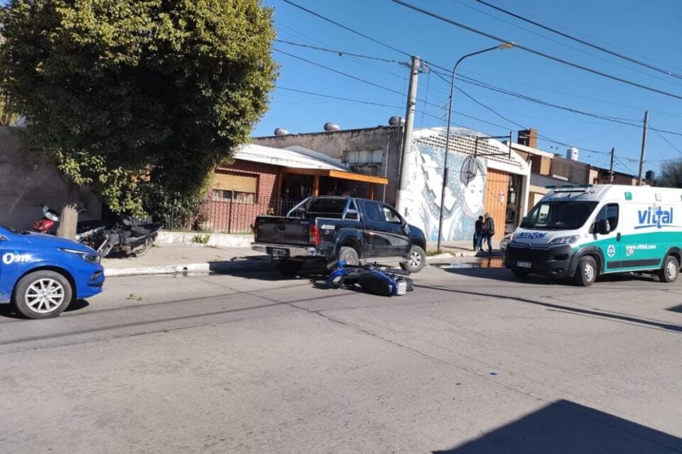 Un motociclista herido tras chocar con una Toyota Hilux