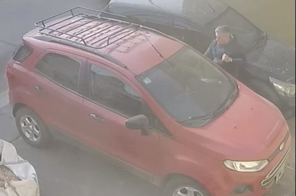 "Fue en un minuto": habló la víctima que le abrieron el auto en pleno centro