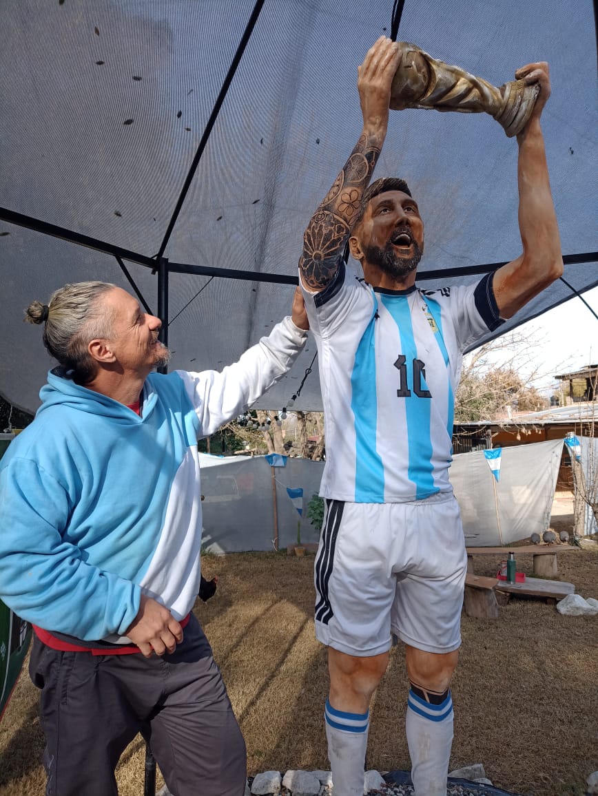 Julio Incardona: "Me impactó que Messi le dio la copa a su familia, por eso le hice la escultura"