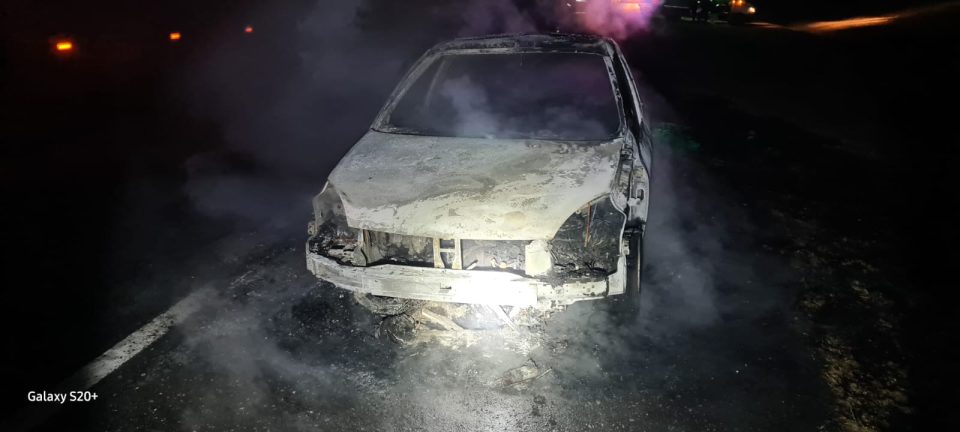 Un auto fue devorado por las llamas en Toledo