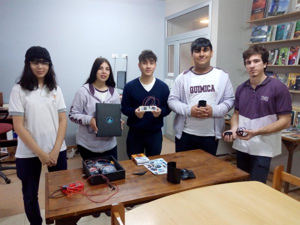 Alumnos de El Obraje construyen un satélite para el concurso CANSAT