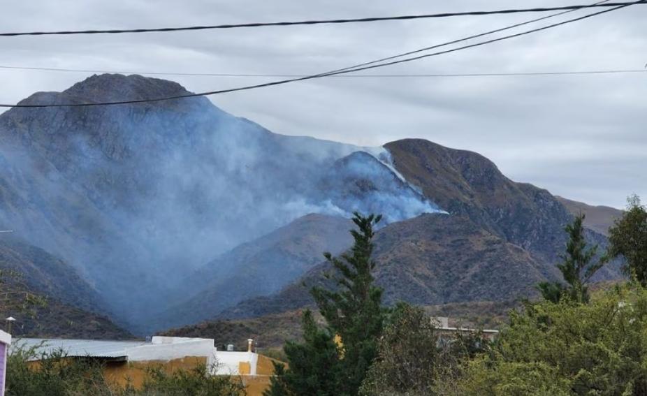 Continúa el incendio en el cerro Uritorco y hay 200 autoevacuados por humo