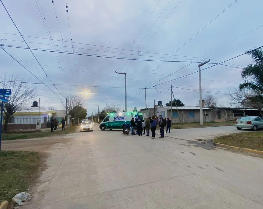 Una mujer de 95 años chocó contra una moto: hay un herido