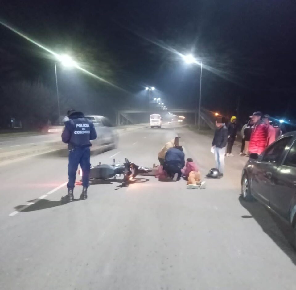 Se les pinchó la rueda de la moto y cayeron a la ruta
