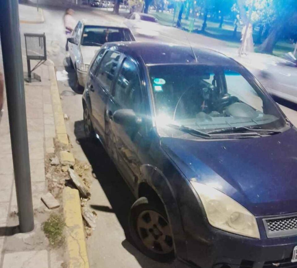 Dos automóviles chocaron en Padre Grenón esquina Illia