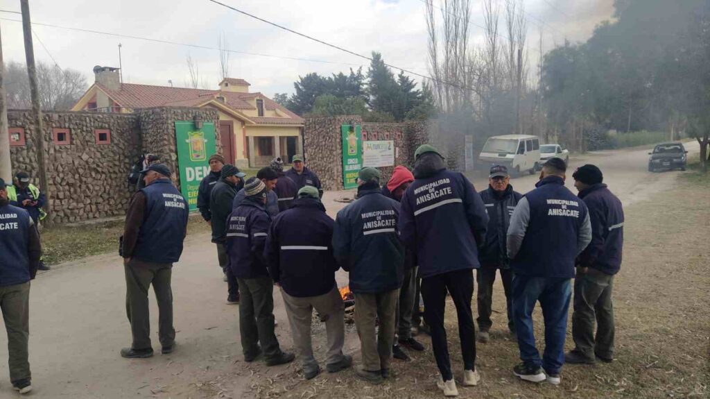 Empleados de Maestranza de Anisacate reclamaron por el pago de su salario atrasado