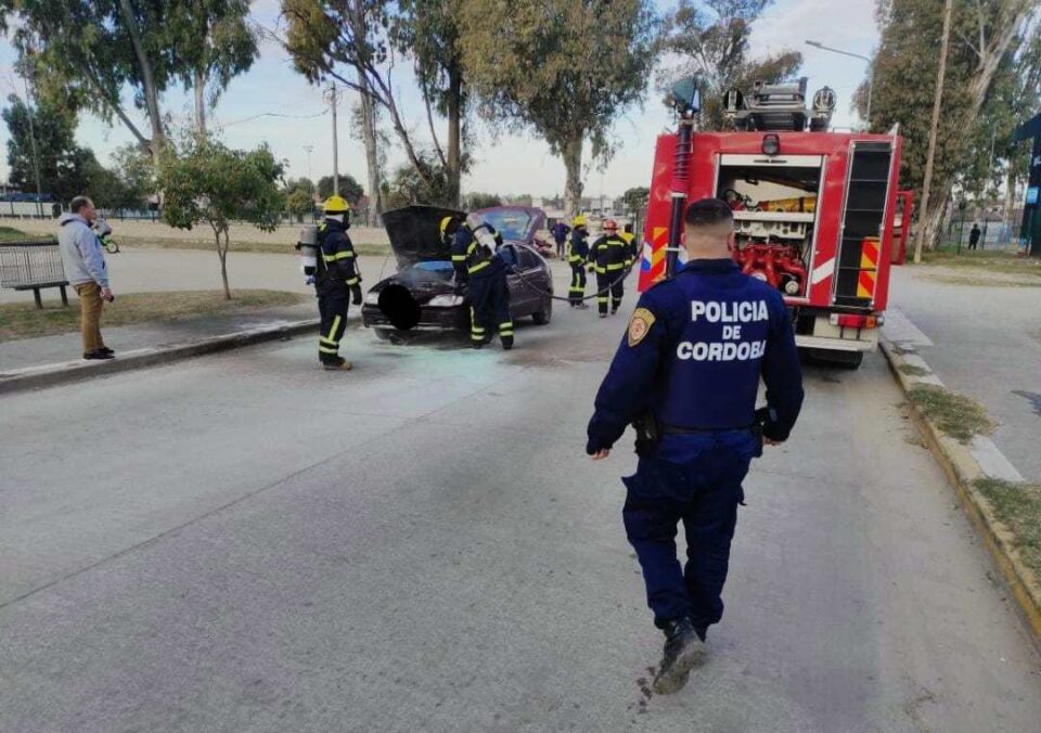 Iba manejando y se le prendió fuego el auto en Alfonsín y Agustín Aguirre