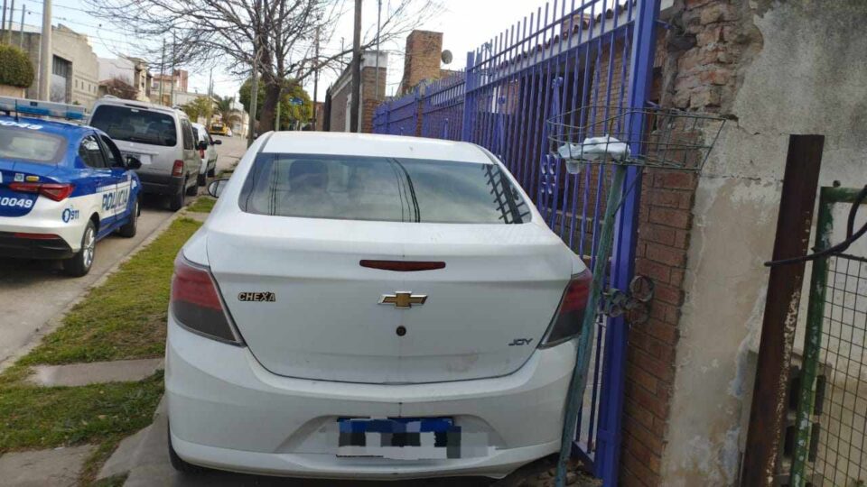 Robaron un auto y huyeron tras chocarlo contra un cesto de basura