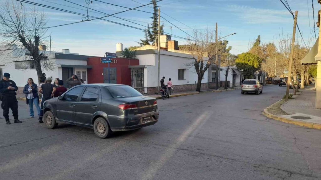 Lo chocaron cuando iba en moto y huyó de la escena