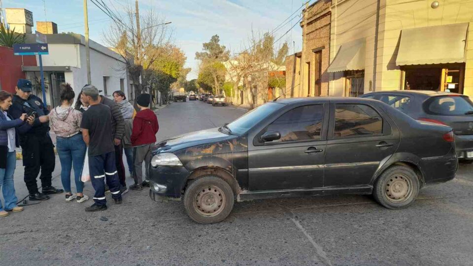 Lo chocaron cuando iba en moto y huyó de la escena