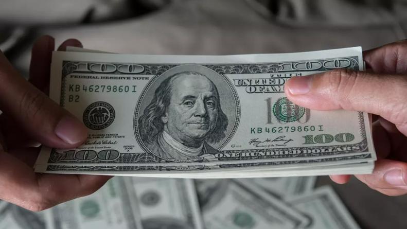 El Gobierno devaluó el dólar oficial un 20% tras el triunfo de Milei