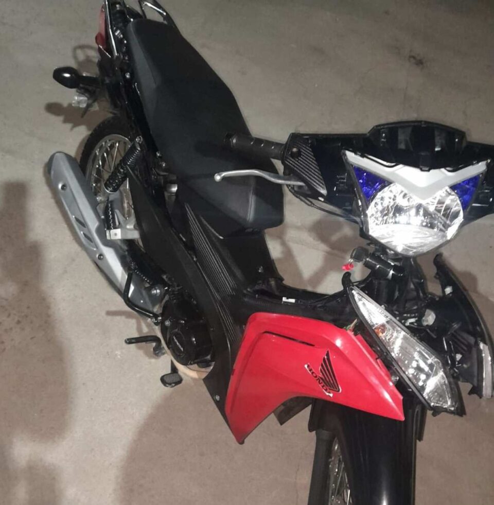 Sorprendieron a un menor de 17 años lavando una moto robada