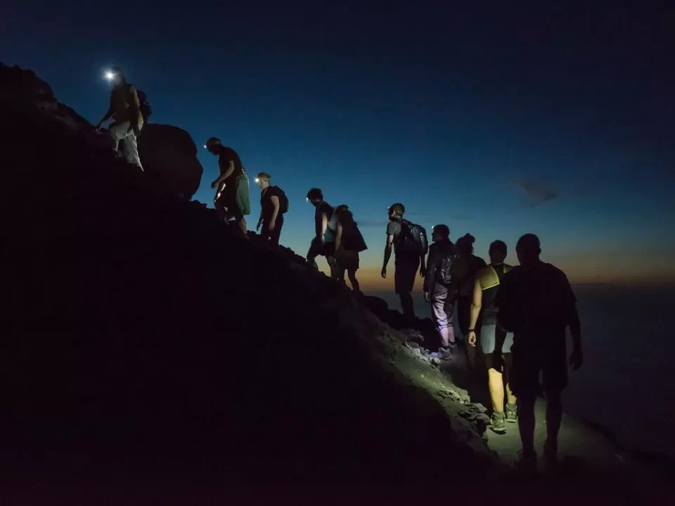 Organizan una caminata nocturna al Cerro Chato en el Mes del Senderismo