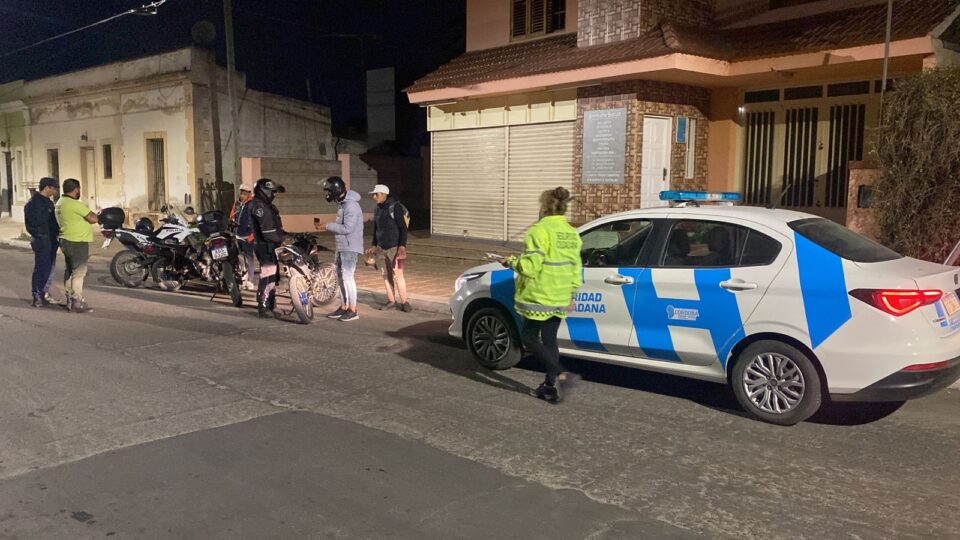 Las hizo todas: circulaba en moto sin casco, patente ni luces