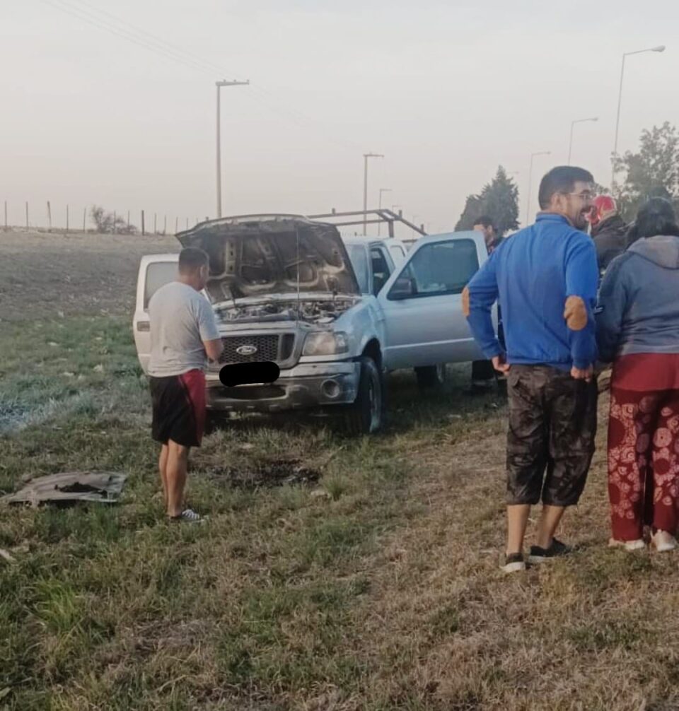 Una camioneta se incendió en Ruta 5