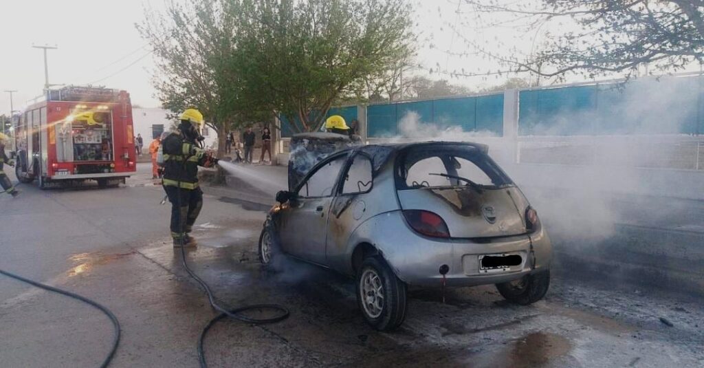 Un auto envuelto en llamas en Despeñaderos