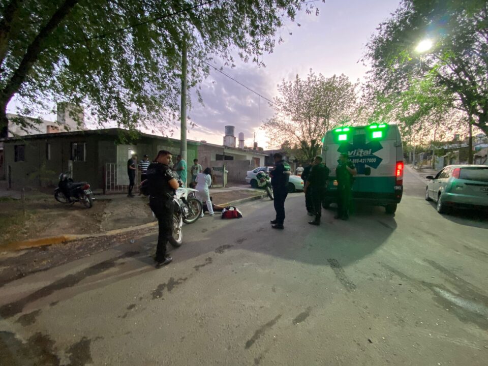 Un auto no frenó y colisionó contra dos menores de 17 y 16 años en moto