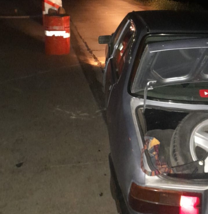 Despistó y chocó contra con una señal de tránsito