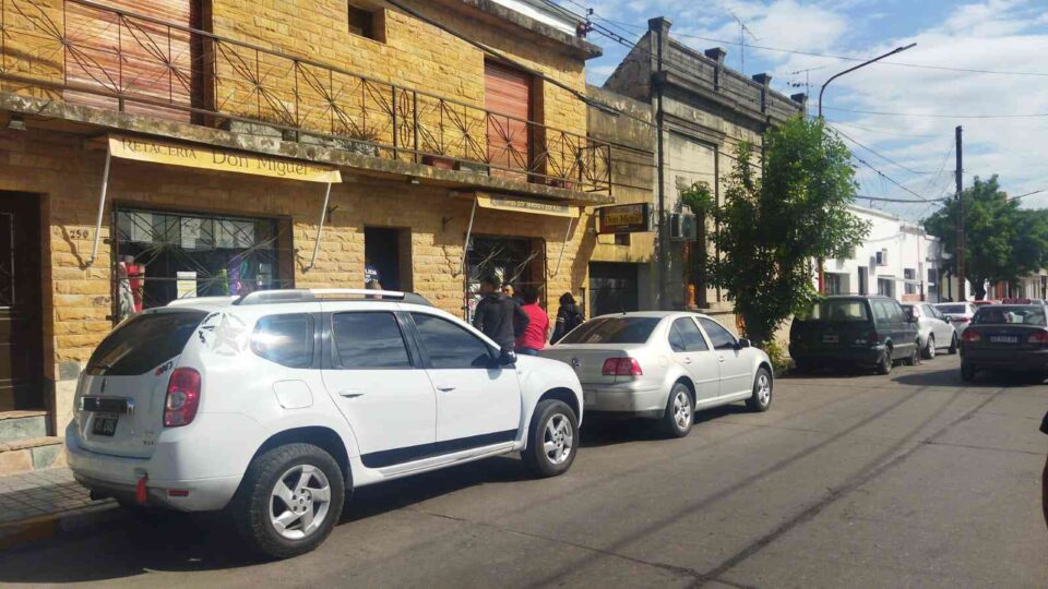 Un hombre golpeó violentamente en la cara a una mujer frente a fiscalía