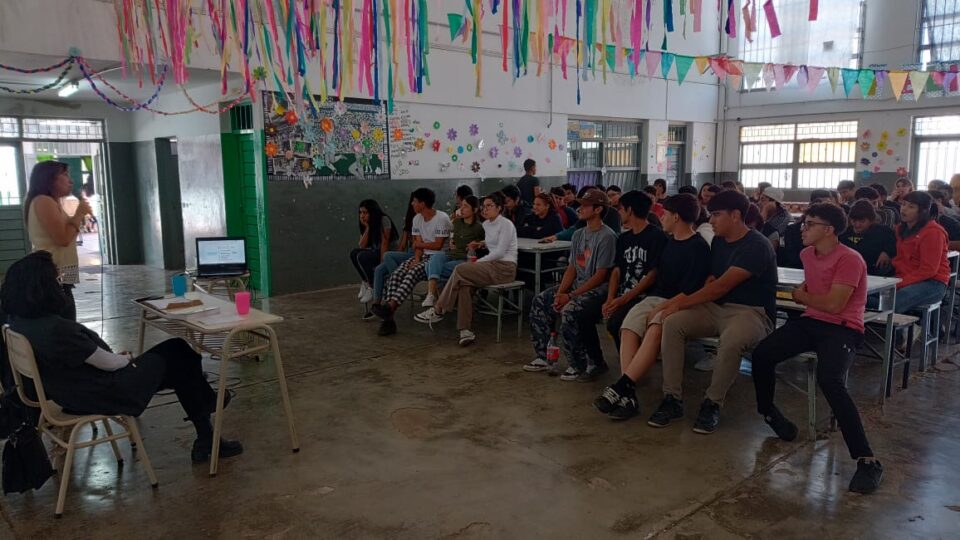 Estudiantes del Ipet 132 Paravachasca tuvieron una charla sobre los Derechos de los consumidores