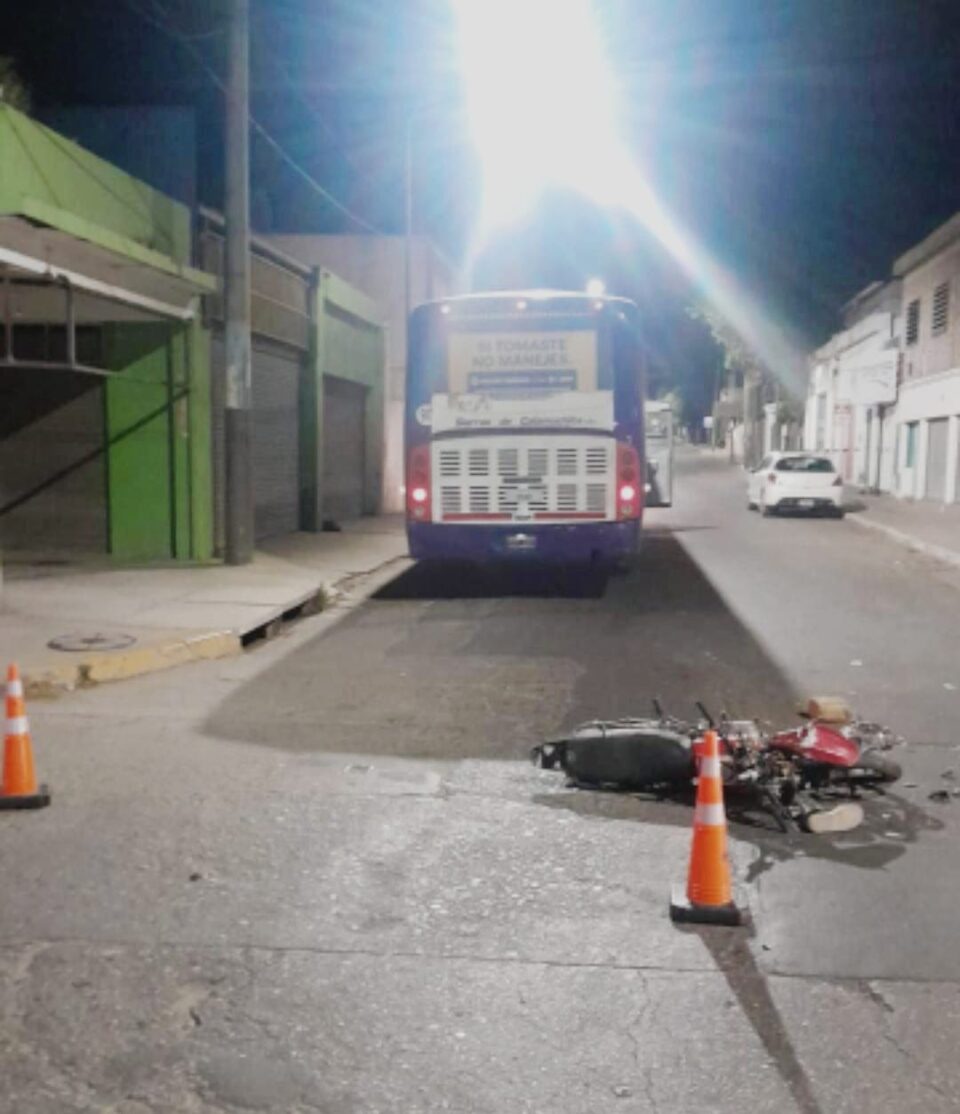 Un motociclista en grave estado tras impactar contra un colectivo