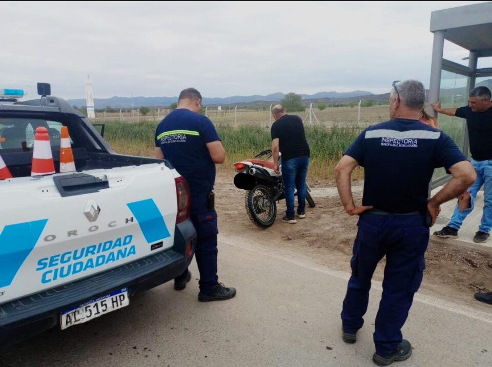 Iban en una moto, perdieron el control y cayeron en la ruta