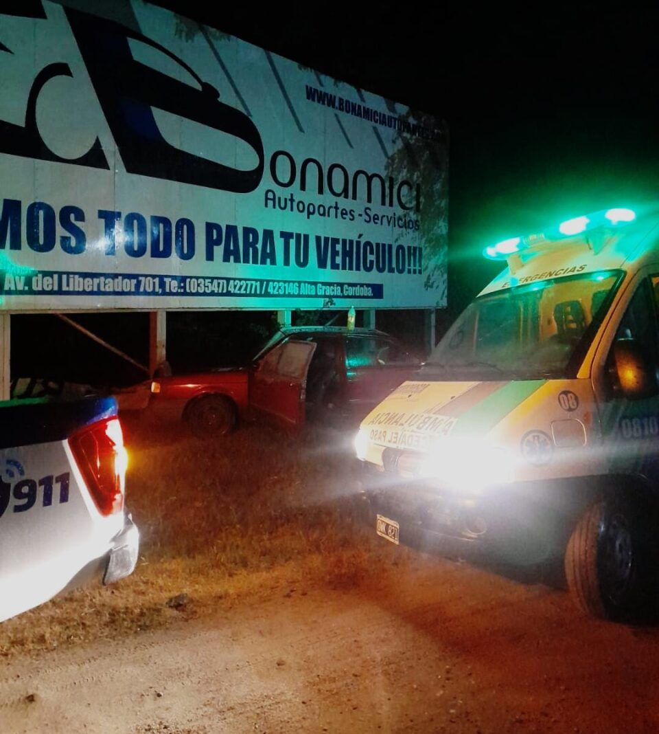 Un conductor chocó contra un cartel y terminó en el Sanatorio