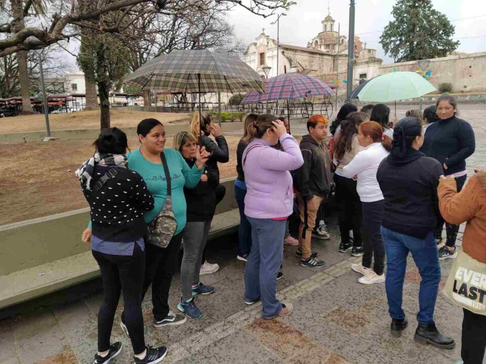 Auxiliares de limpieza se reunieron Plaza Solares para reclamar aumento salarial