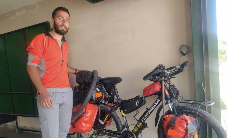Cristian Leiva, el entrerriano que viaja por el país en bici